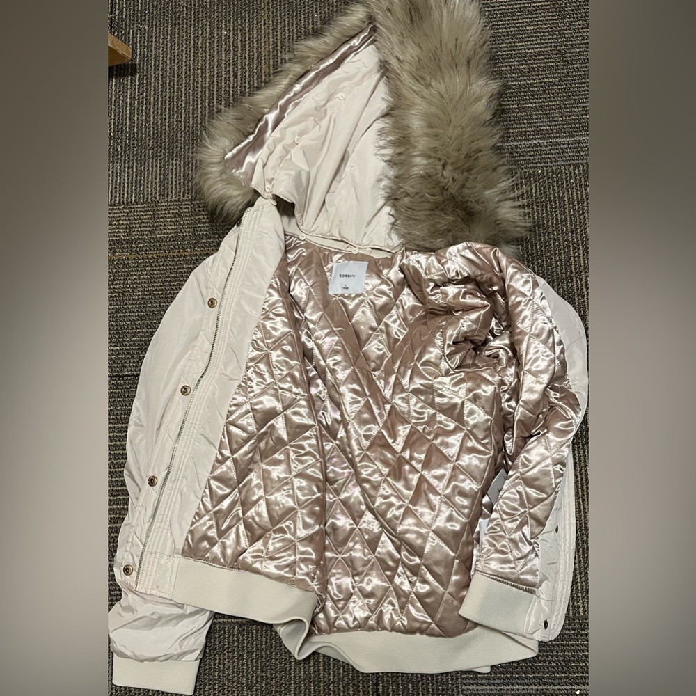 Soft, white jacket with a hood With detachable fur.